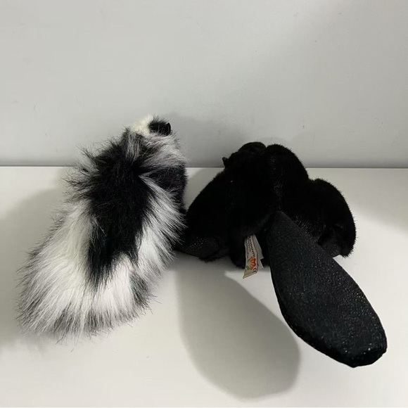Folkmanis Skunk & Beaver hand puppet plush stuffed animal - Picture 2 of 7